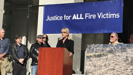 Erin Brockovich à Chico, ville de Californie où sont accueillis des personnes dont les maisons ont été détruites par l’incendie Camp Fire, en novembre 2018. (GRÉGORY PHILIPPS / RADIO FRANCE)