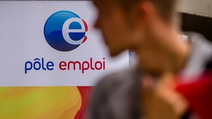 Ce manque de recherche d'emploi s'explique le plus souvent par un d&eacute;couragement ou un manque de savoir-faire, plut&ocirc;t que par volont&eacute; d'abuser du syst&egrave;me, soulignent "les Echos", jeudi 9 octobre.&nbsp;&nbsp; (PHILIPPE HUGUEN / AFP)