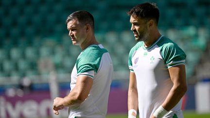 L'expérimentée charnière du XV du Trèfle, Johnny Sexton (à gauche) et Conor Murray, à l'entraînement à Nantes, le 15 septembre 2023. (DAMIEN MEYER / AFP)