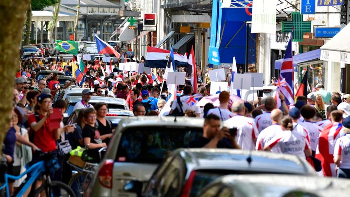 Un aperçu du défilé dans les rues de Vichy des différentes délégations participant aux Global Games, le dimanche 4 juin 2023. (LUC_PERCIVAL)