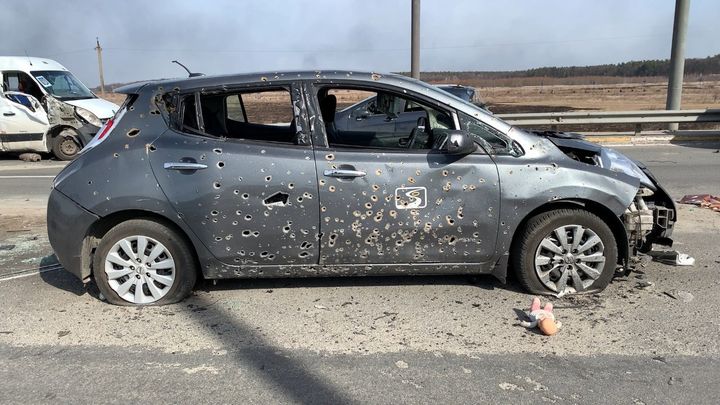 L’avenue principale d'Irpin traverse une ville fantôme : des carcasses de voitures devant&nbsp;des bâtiments en partie détruits, certains éventrés… (FRANCK MATHEVON / RADIO FRANCE)