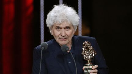 Alain Françon, lors de la remise du Molière du meilleur&nbsp;metteur en scène de théâtre privé, le 23 mai 2016. (PATRICK KOVARIK / AFP)