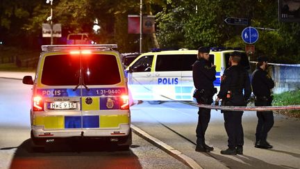 La police sécurise la zone proche de l'ambassade israélienne à Stockholm après une fusillade présumée le 1er octobre 2024. (ANDERS WIKLUND / TT NEWS AGENCY)