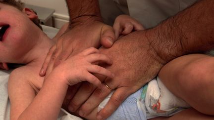 Une séance de massage thoracique chez un kinésithérapeute pour un nourrisson atteint d'une bronchiolite. (CHRISTIAN LANTENOIS / MAXPPP)