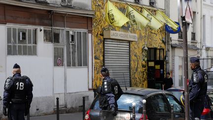 Des policiers d&eacute;ploy&eacute;s devant le Lavoir Moderne, le 25 mai 2013, &agrave; Paris. (FRANCOIS GUILLOT / AFP)