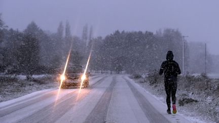 Un coureur brave le temps neigeux dans le Valenciennois (Nord), le 10 décembre 2017. (MAXPPP)