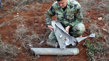 Un soldat libanais examinant un obus isra&eacute;lien, tir&eacute; dimanche 29 d&eacute;cembre 2013.&nbsp; (ALI DIA / AFP)