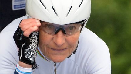 Jeannie Longo&nbsp;lors des championnats de France de cyclisme contre la montre &agrave; Lannilis (Finist&egrave;re),&nbsp;le 20 juin 2013. (DAMIEN MEYER / AFP)