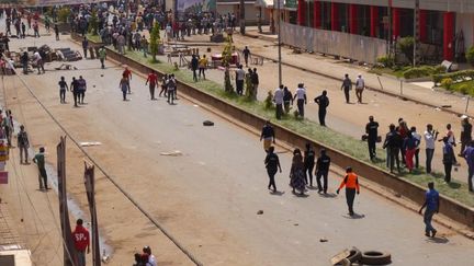 Des manifestants bloquent une route dans la ville de Bamenda, capitale de la région anglophone du nord-ouest le 8 décembre 2016. (Photo Reuters)