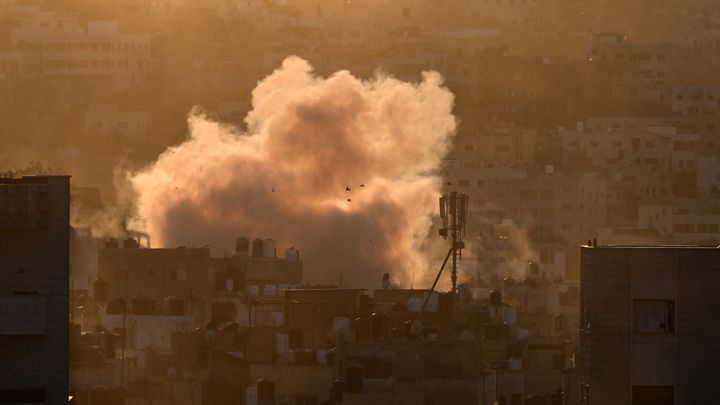 De la fumée s'échappent d'un bâtiment de la ville de Jénine, au nord de la Cisjordanie, le 1er septembre 2024. (RONALDO SCHEMIDT / AFP)