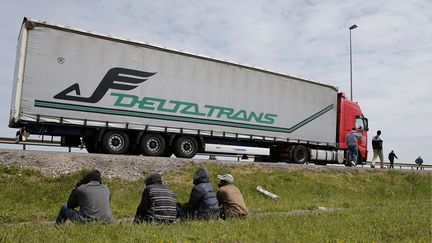 Des migrants aux abords d'une route, pr&egrave;s de Calais (Pas-de-Calais), le 22 mai 2015. (PASCAL ROSSIGNOL / REUTERS )