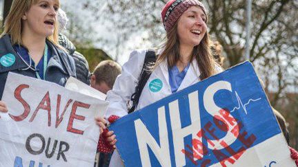 Des internes manifestent contre l'accord proposé par le gouvernement devant un hôpital de Manchester, le 26 avril 2016. (JONATHAN NICHOLSON / NURPHOTO)