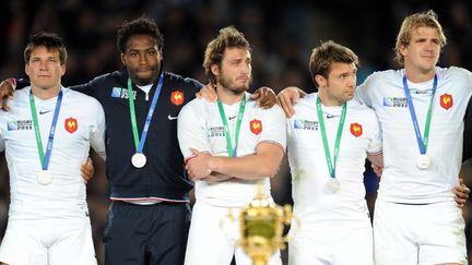 Les rugbymen Fran&ccedil;ois Trinh-Duc, Fulgence Ouedraogo, Vincent Clerc et Aur&eacute;lien Rougerie apr&egrave;s leur d&eacute;faite contre les All Blacks, le 23 octobre 2011 au stade Eden Park d'Auckland, en Nouvelle-Z&eacute;lande. (WILLIAM WEST/AFP)