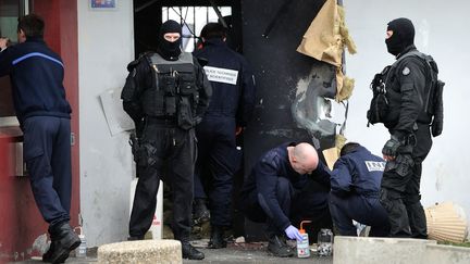 Devant la prison de Sequedin (Nord), apr&egrave;s l'&eacute;vasion de Redoine Fa&iuml;d, le 13 avril 2013. (PHILIPPE HUGUEN / AFP)