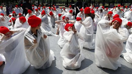 Les membres du collectif Un de Nous sont d&eacute;guis&eacute;s en embryons lors d'un happening aux Invalides (Paris) afin de protester&nbsp;contre le projet de loi autorisant la recherche embryonnaire, le 11 juillet 2013. (BENOIT TESSIER / REUTERS)