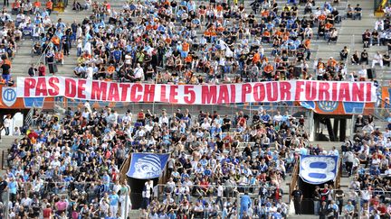 Des supporters tiennent une banderole sur laquelle est &eacute;crit : "Pas de match le 5 mai pour Furiani", le 4 mai 2013 &agrave; Marseille (Bouches-du-Rh&ocirc;ne). (GERARD JULIEN / AFP)