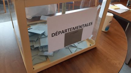 Un bureau de vote en Ardèche, le 20 juin 2021. (FLORENCE GOTSCHAUX / FRANCE-BLEU DRÔME-ARDÈCHE)