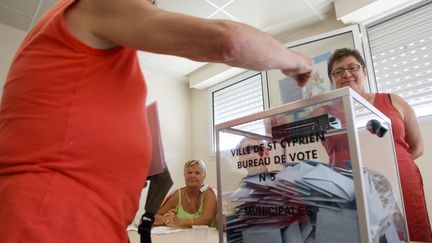 Une personne d&eacute;posait son bulletin de vote dans une urne, le 06 septembre 2009 &agrave; Saint-Cyprien. station baln&eacute;aire des Pyr&eacute;n&eacute;es-Orientales. (RAYMOND ROIG / AFP)