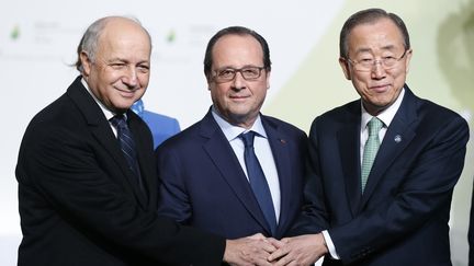 Le ministre des Affaires étrangères Laurent Fabius, le président de la République François Hollande et le secrétaire général de l'ONU Ban Ki-moon le 30 novembre 2015 au Bourget (Seine-Saint-Denis). (GUILLAUME HORCAJUELO / AFP)