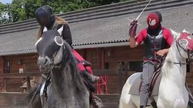 Séance d'entraînement au fleuret à cheval