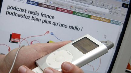 Le podcasting est un moyen de diffusion de fichiers sonores sur internet.&nbsp;Ces émissions sont téléchargeables gratuitement et peuvent être écoutées même en étant hors-ligne. (CHRISTOPHE LEFEBVRE / MAXPPP)