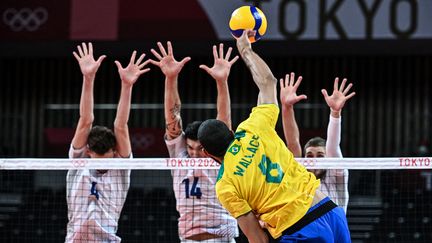 La France recolle à un set partout après un deuxième set dantesque qui a duré plus de 50 minutes. Voici une fin de set dont le volley a le secret.