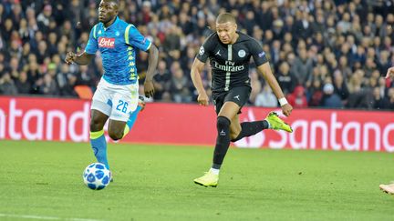 Le Parisien Mbappé sprinte face au Napolitain Kalidou Koulibaly (STEPHANE VALADE / STEPHANE VALADE)