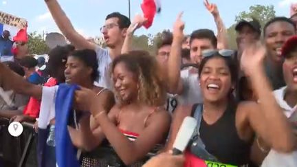 Les supporters fêtent la victoire française en Coupe du monde.&nbsp; (FRANCEINFO)