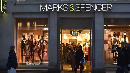 Le magasin Marks and Spencer des Champs-Elysées, à Paris. (ALAIN JOCARD / AFP)