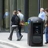 Ces poubelles "intelligentes" ont &eacute;t&eacute; install&eacute;es &agrave; Londres &agrave; l'occasion des Jeux olympiques de 2012. (MONA BOSHNAQ / AFP)