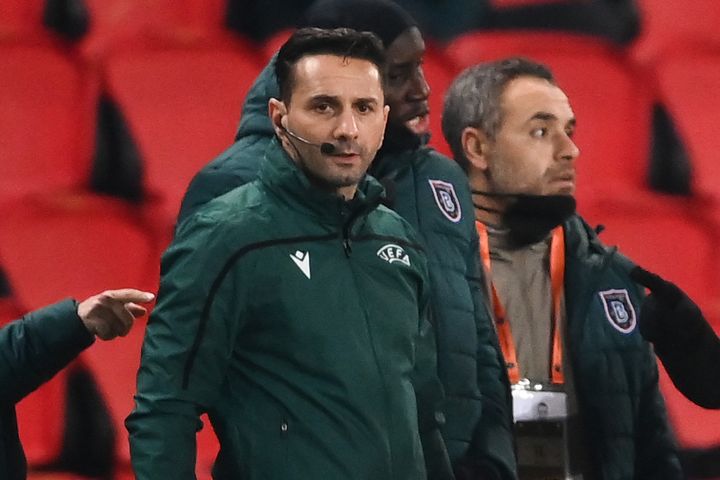 La quatrième arbitre Sebastian Coltescu lors du match de Ligue des champions PSG-Basaksehir, le 8 décembre 2020, à Paris.&nbsp; (FRANCK FIFE / AFP)