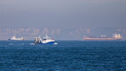 Un bateau de pêche dans la manche, le 15 mars 2022. (photo d'illustration) (SAMEER AL-DOUMY / AFP)