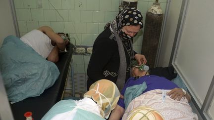 Des bless&eacute;s par ce que le gouvernement syrien accuse &ecirc;tre une arme chimique utilis&eacute;e par les rebelles, dans un h&ocirc;pital d'Alep (Syrie), le 19 mars 2013.&nbsp; (GEORGE OURFALIAN / REUTERS)