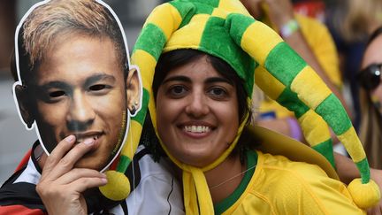 Les supporters pouvaient t&eacute;l&eacute;charger et imprimer eux-m&ecirc;mes leurs masques sur un site d&eacute;di&eacute;. (PEDRO UGARTE / AFP)