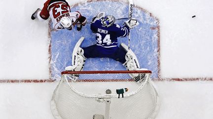 Arr&ecirc;t du gardien des Maple Leafs de Toronto lors d'un match de la NHL face aux Hurricanes de la Caroline, &agrave; Toronto (Canada), le 4 f&eacute;vrier 2013. (MARK BLINCH / REUTERS)