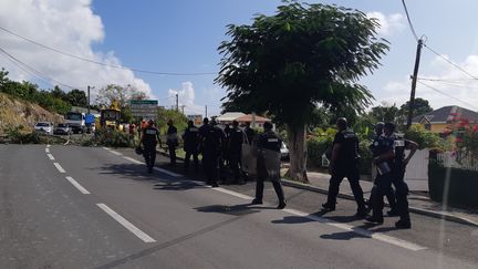 La police s'apprête à faire évacuer un barrage routier au cinquième jour de grève contre l'obligation vaccinale en Guadeloupe, le 18 novembre 2021. (LAURENT MACCHIETTI / RADIO FRANCE)