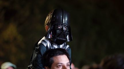 Un jeune amateur de Star Wars déguisé en Dark Vador, le 3 mai 2014. (MARCOS BRINDICCI / REUTERS)