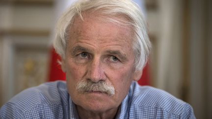 Le r&eacute;alisateur et photographe Yann Arthus-Bertrand participe &agrave; une conf&eacute;rence de presse au minist&egrave;re de l'Ecologie &agrave; propos de la journ&eacute;e internationale sans sacs plastique, le 3 juillet 2014, &agrave; Paris.&nbsp; (JOEL SAGET / AFP)