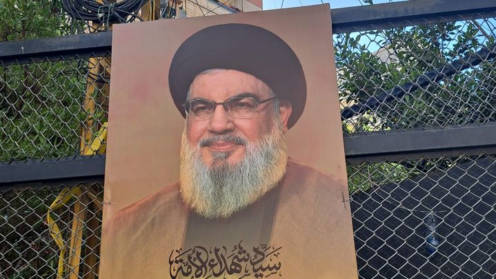 Des portrait d'Hassan Nasrallah dans le quartier de Daheh à Beyrouth au Liban, le 2 ocotbre 2024. (VIRGINIE PIRONON / RADIO FRANCE)