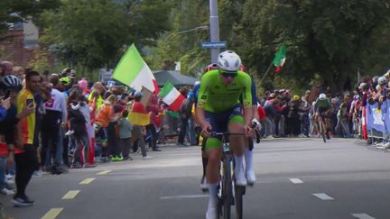 Tadej Pogacar, grand favori des mondiaux de cyclisme sur route, ne veut pas perdre de temps et attaque le peloton des favoris à 100 kilomètres de l'arrivée. Le coureur slovène prend rapidement une belle avance sur ses adversaires et va tenter de rejoindre l'échappée.