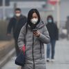 Une femme portant un masque, dans une rue de Pékin (Chine), le 13 février 2020.&nbsp; (KOKI KATAOKA / AFP)