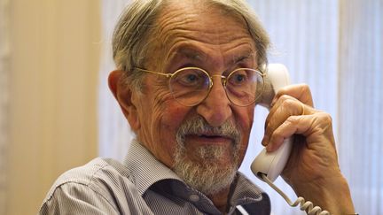 Martin Karplus, prix Nobel de chimie, au t&eacute;l&eacute;phone apr&egrave;s avoir appris la nouvelle de sa r&eacute;compense, le 9 octobre 2013, &agrave; Cambridge (Massachusetts). (DOMINICK REUTER / REUTERS)