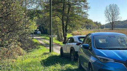 La victime a été retrouvée au bord d'une petite route communale, dimanche 3 novembre à Coly-Saint-Amand. (MARC BERTRAND / RADIO FRANCE)