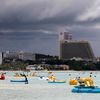 Malgré les menaces de Pyongyang, la vie suit son court sur l'île américaine de Guam, ici à Tumon, le 10 août 2017. (ERIK DE CASTRO / REUTERS)