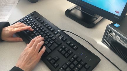 Un ordinateur et son clavier. Photo d'illustration. (OLIVIA COHEN / FRANCE-BLEU MAINE)