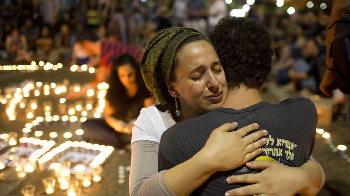 Des Isra&eacute;liens se sont rassembl&eacute;s place Rabin,&nbsp;&agrave; Tel-Aviv, apr&egrave;s l'annonce de la d&eacute;couverte des corps de trois adolescents assassin&eacute;s, le 30 juin 2014. (OREN ZIV / AFP)