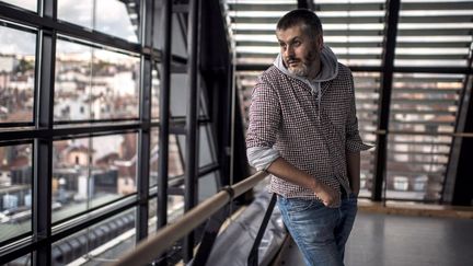 Christophe Honoré dans l'enceinte de l'opéra de Lyon, préparant sa mise en scène des "Dialogues de carpmélites"  de de Poulenc, d'après  Bernanos.
 (JEFF PACHOUD / AFP)