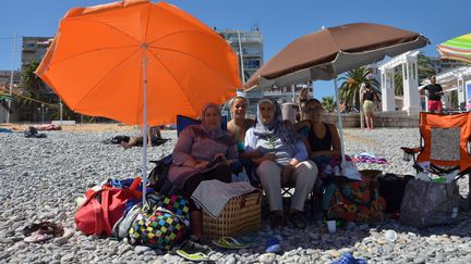 Fatima, Karima, Ouafae et Smahane, le 24 août 2016 sur la plage de Carras, à Nice (Alpes-Maritimes). (THOMAS BAIETTO / FRANCE INFO)