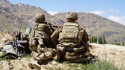 Des soldats américains lors d'une visite du commandant des forces américaines et de l'Otan, le 6 juin 2019, au poste de contrôle du&nbsp;district de Nerkh, en Afghanistan. (THOMAS WATKINS / AFP)