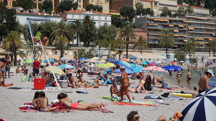 Vacationers on the beach of Menton (Alpes-Maritimes).  (LAURENT VAREILLE / RADIO FRANCE)